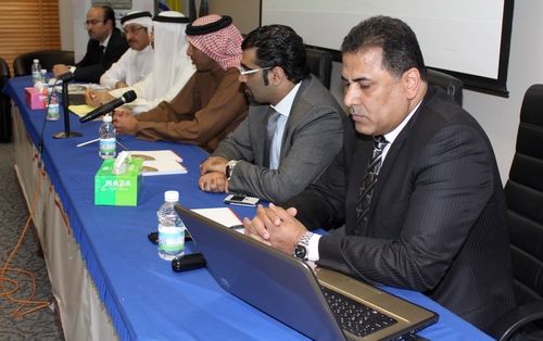 رئيس وأعضاء لجنة الاحتراف بصحبة الشيخ علي بن خليفة يجيبون على أسئلة الصحفيين 