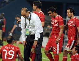 سامي الطرابلسي يوجه لاعبيه بين شوطي اللقاء