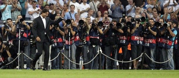 نادال في إحدى المناسبات وهو يحيي جماهير النادي الملكي  وسط حشد إعلامي غفير 