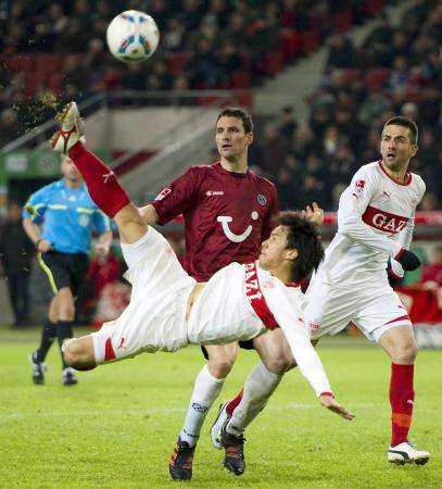 شينجي أوكازاكي عند إحرازه هدفاً بمرمى فريق هانوفر من ركلة خلفية