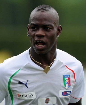 بالوتيللي يواصل تصرفاته المثيرة للجدل