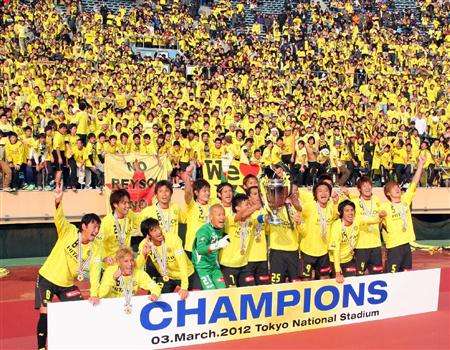 فرحة لاعبي كاشيوا بكأس السوبر اليابانية