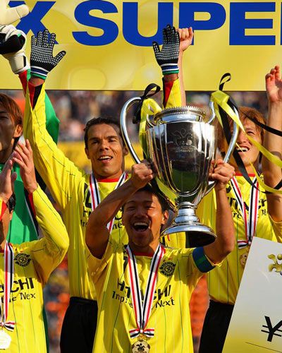 فرحة لاعبي كاشيوا بكأس السوبر اليابانية