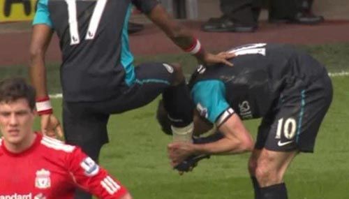 بيرسي يقبل حذاء سونج