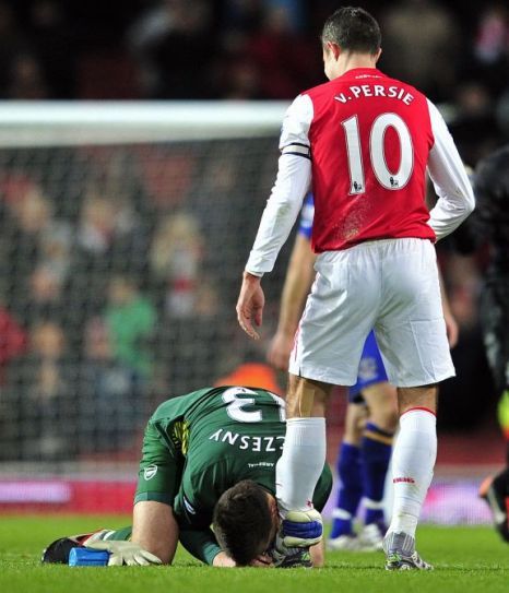 تشيزني يقبل حذاء بيرسي