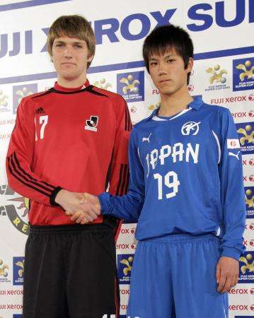 نيكي ( يسار ) وتسويوشي في المؤتمر الصحفي قبل انطلاق مباراة التحدي