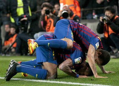 كيتا يسجد في كامب نو بعد الهدف الثاني 