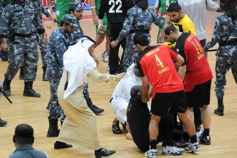 مدرب الريان على الأرض بسبب المشاجرة الجماهيرية 