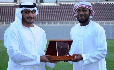 الشيخ أحمد بن ناصر بن زايد آل نهيان خلال تكريمه لإسماعيل مطر