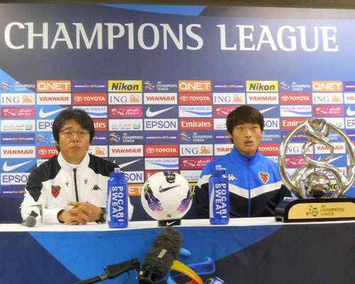 المدرب هوانج سون هونج ( يسار ) في المؤتمر الصحفي