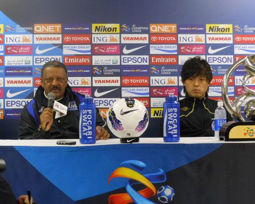 البرازيلي سيراو ( يسار ) في المؤتمر الصحفي