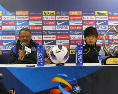 البرازيلي سيراو ( يسار ) في المؤتمر الصحفي