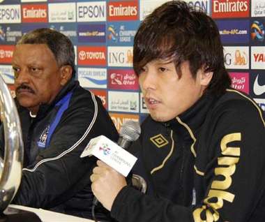 لاعب الوسط الياباني ياسوهيتو إيندو في المؤتمر الصحفي