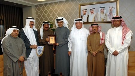 درع نادي البسيتين يقدّم للشيخ سلمان بن ابراهيم بحضور أعضاء مجلس الادارة 