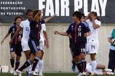 اليابانيات يحتفلن بعد فوزهن على الأمريكيات وتأهلهم للمباراة النهائية