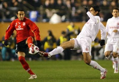 طارق السعيد لاعب الأهلي في ملحمة مع فريناندو لاعب إنترناسيونال