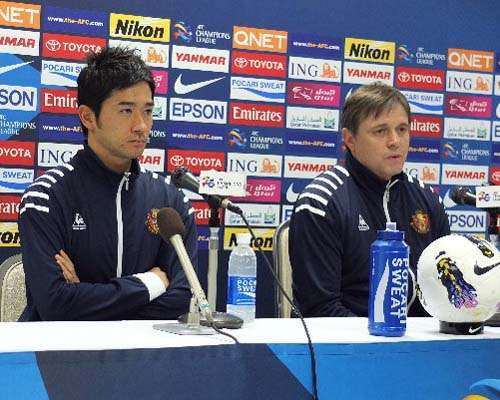 المدرب دراجان ( يمين ) مع المهاجم كيجي تامادا في المؤتمر الصحفي
