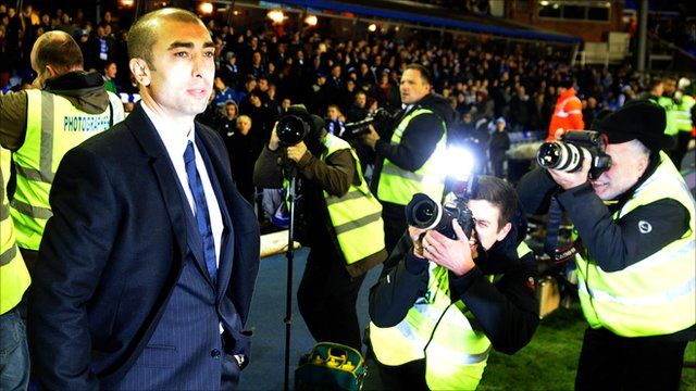 من آخر صور أسطورة البلوز كلاعب و مدربه حالياً 