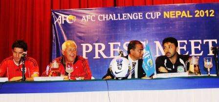 المدرب جمال محمود يمين والانكليزي جراهام روبرتس يسار