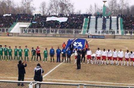 الفريقان قبل انطلاق المباراة ويظهر الحضور الجماهيري الكبير