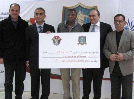 لقطة من تسليم بني عطية لجائزة المناصير