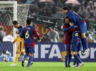 لاعبي برشلونة يحتفلون باحد اهدافهم الاربعة