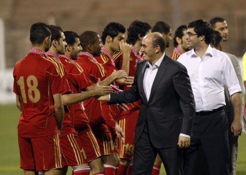 عليان يصافح لاعبي منتخب النشامى 