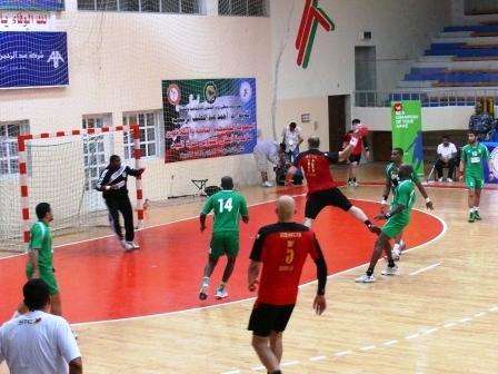 باسل  الريس في وضع التصويب علي مرمي الاهلي السعودي