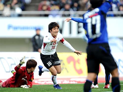 المهاجم اوكوبو عند هزه شباك فريق جامبا اوساكا