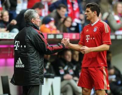 يوب هاينكس يصافح ماريو غوميز بعدما احرز الاخير هاتريك بالمباراة