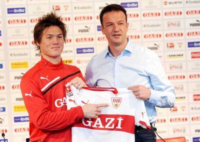 إدارة شتوتجارت رفضت مشاركة جوتوكو ساكاي ( يسار ) في المباراة