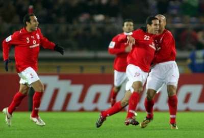 فرحة أبو تريكة وزملائه بالهدف 