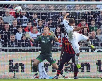 لوك مور لحظة إحراز الهدف