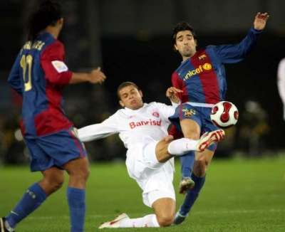 ديكو أطلق صاروخية ولكن الحارس يتصدي لها برشاقه .. 