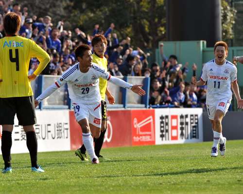 تانيجوتشي ( يسار ) بعد إسقاطه فريق كاشيوا بإحرازه هدف التعادل في الوقت القاتل