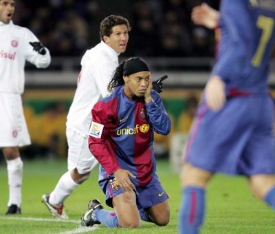 نجم برشلونة البرازيلي رونالدينيو وخيبة أمل