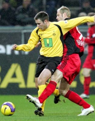 جانب من مباراة بوروسيا دورتموند وضيفه باير ليفركوزن