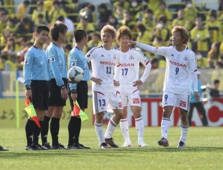 لاعبو فريق يوكوهاما يحتجون تجاه الحكم موراكامي بعد نهاية المباراة