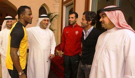 ماجد ناصر خلال زياره لمقر إقامة مدرب كيكي فلوريس 