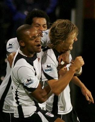 لاعبو فولهام يحتفلون بأحد انتصاراتهم في الدوري الإنجليزي