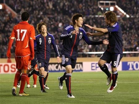 فرحة لاعبي اليابان بعد فوزهم عى البحرين