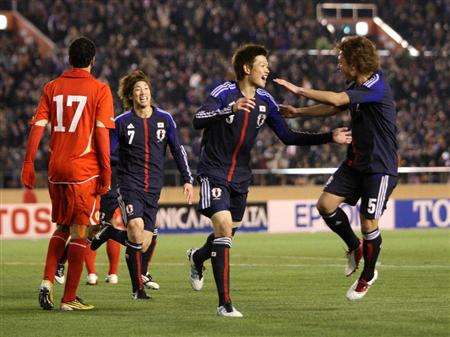 فرحة لاعبي اليابان بعد فوزهم عى البحرين