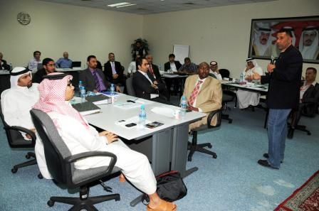 المحاضر الدولي نبيل طه متحدثا للمشاركين في البرنامج