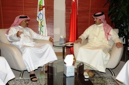 الشيخ احمد بن حمد ال خليفة خلال استقباله وفد اتحاد الغولف 