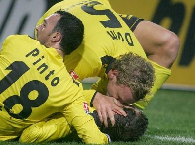 لاعبي آخن يحتفلون بالفوز