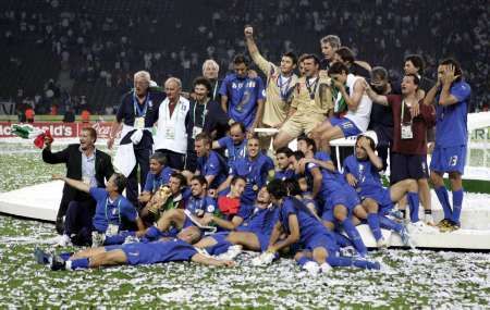 المنتخب الإيطالي متوجاً بكأس العالم