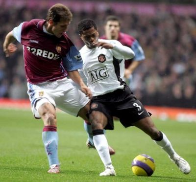 صراع للحصول على الكرة بين لاعب استون فيللا بيتروف (اليسار) ولاعب مانشيستر يونايتد أيفرا