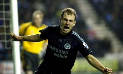 لاعب تشيلسي آرين روبين وهو ينطلق فرحا بتسجيله هدف الفوز الثمين في الوقت بدل الضائع