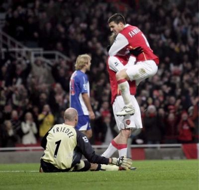 لاعب الارسنال فابريجاس يهنيء زميله هليب على الهدف الثاني لفريقهما, فيما يظهر حارس بلاكبيرن على الارض