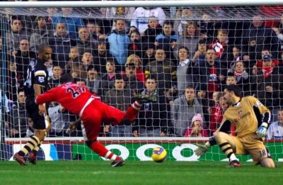 لاعب ميدلبروه ياكوب يسجل هدفاً لفريقه في مرمى تشارلتون